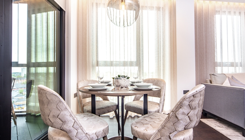 Luxury Apartment To Let  Winter Garden & Parking  SW11 Image 3