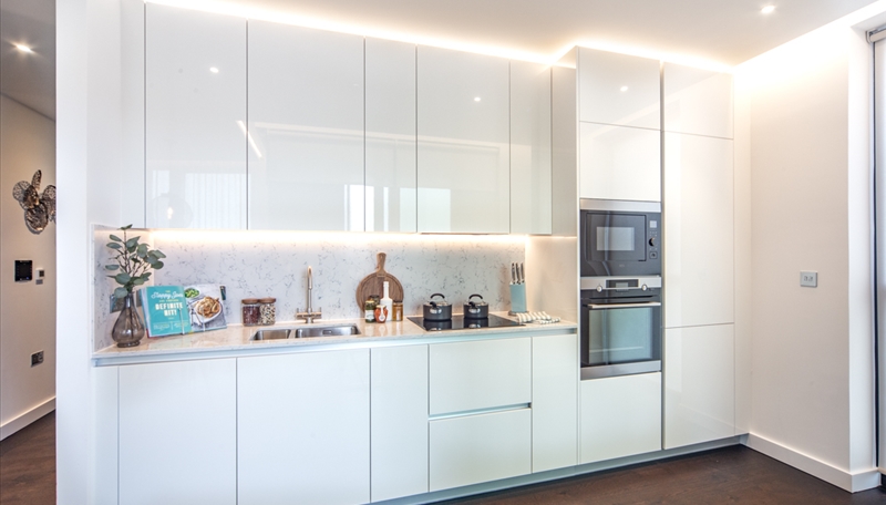 Luxury Apartment To Let  Winter Garden & Parking  SW11 Image 4