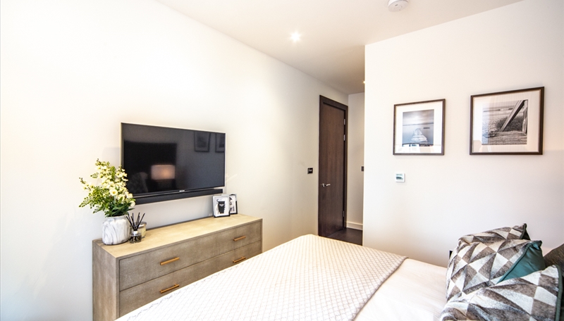 Luxury Apartment To Let  Winter Garden & Parking  SW11 Image 6