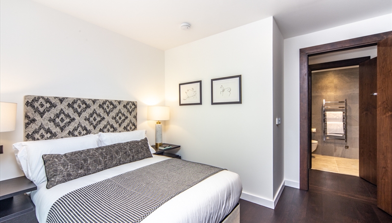 Luxury Apartment To Let  Winter Garden & Parking  SW11 Image 8