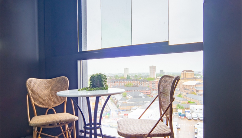 Luxury Apartment To Let  Winter Garden & Parking  SW11 Image 12