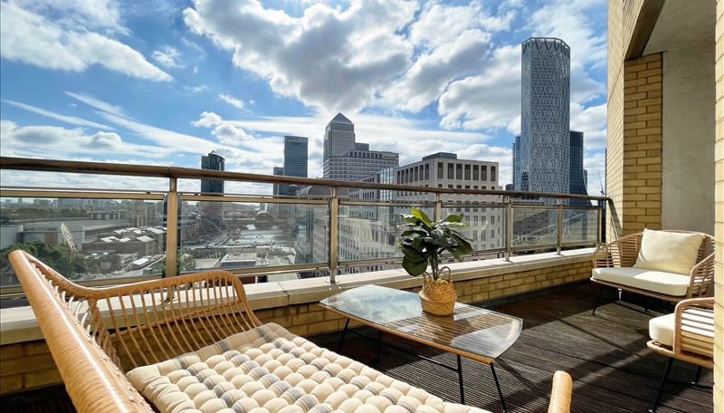 Luxury Two Bedroom Apartment To Let  Skyline Views & Balcony  E14 Image 1