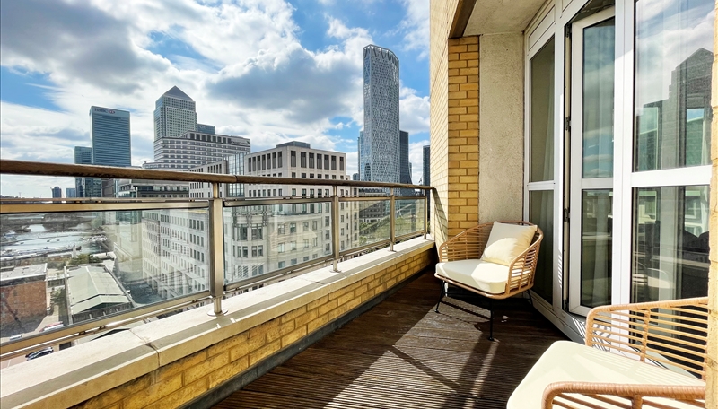Luxury Two Bedroom Apartment To Let  Skyline Views & Balcony  E14 Image 2