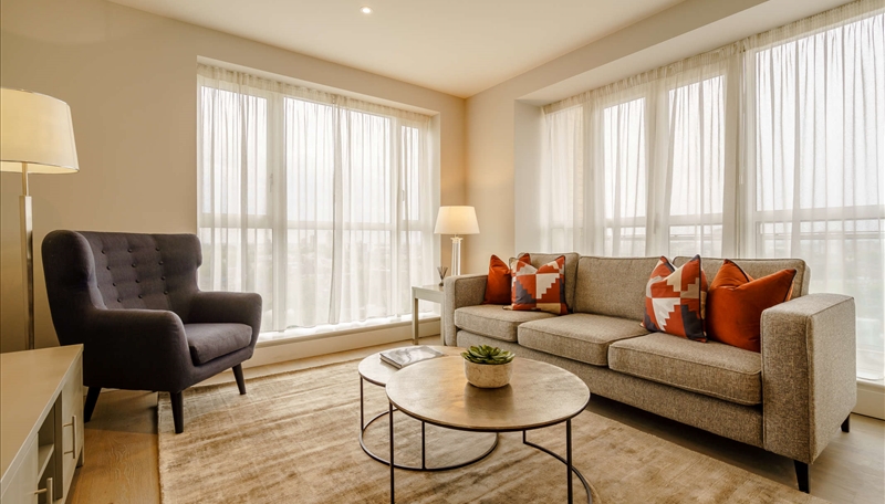 Luxury Two Bedroom Apartment To Let  Skyline Views & Balcony  E14 Image 3