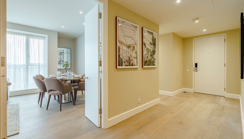 Luxury Two Bedroom Apartment To Let  Skyline Views & Balcony  E14 Image 5