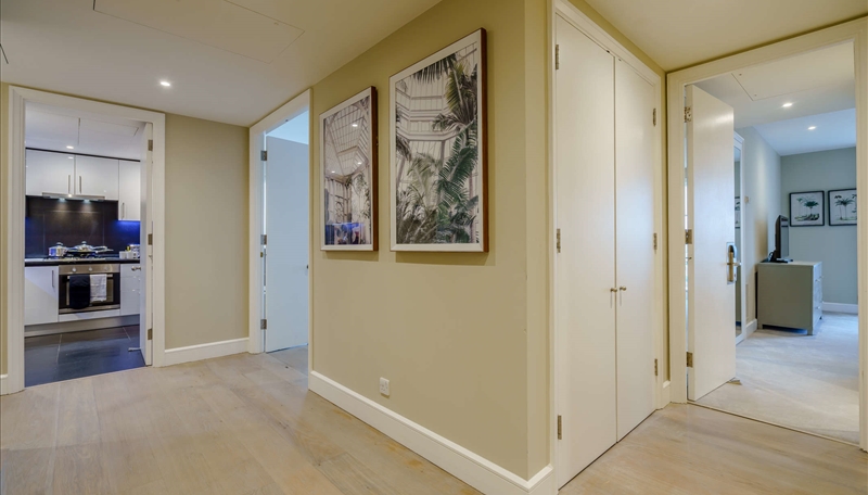 Luxury Two Bedroom Apartment To Let  Skyline Views & Balcony  E14 Image 6