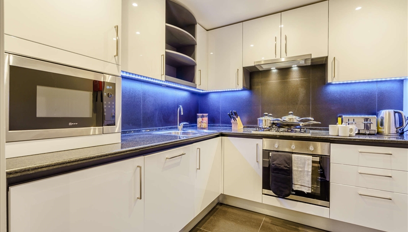 Luxury Two Bedroom Apartment To Let  Skyline Views & Balcony  E14 Image 7