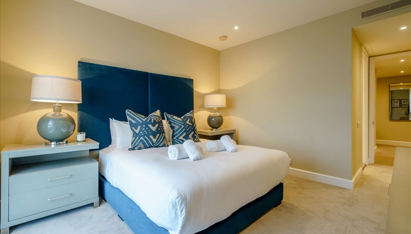 Luxury Two Bedroom Apartment To Let  Skyline Views & Balcony  E14 Image 8