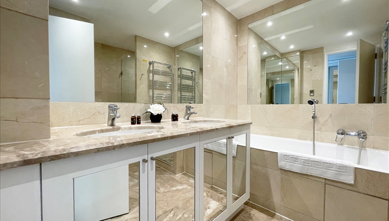 Luxury Two Bedroom Apartment To Let  Skyline Views & Balcony  E14 Image 9