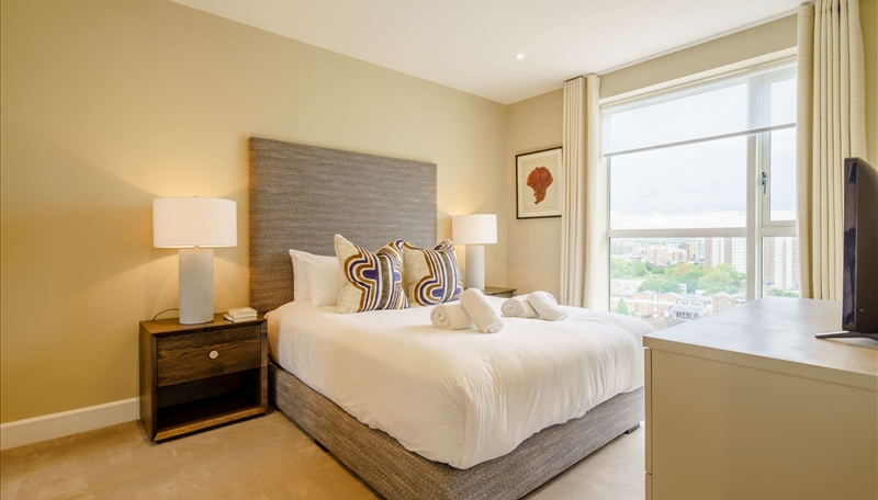 Luxury Two Bedroom Apartment To Let  Skyline Views & Balcony  E14 Image 10