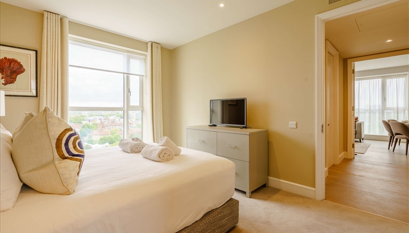 Luxury Two Bedroom Apartment To Let  Skyline Views & Balcony  E14 Image 11