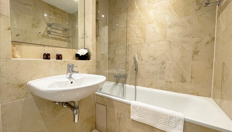 Luxury Two Bedroom Apartment To Let  Skyline Views & Balcony  E14 Image 12