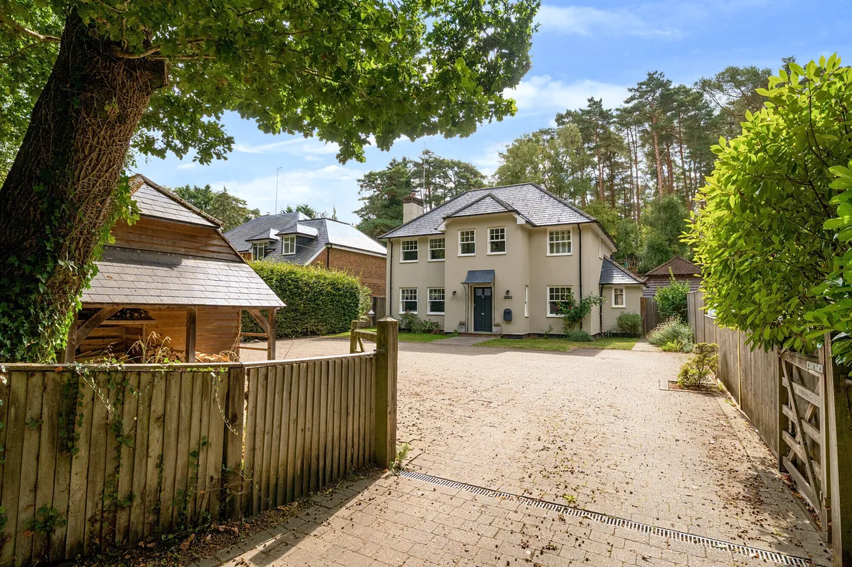 Frensham Vale, Farnham, GU10 photo 1
