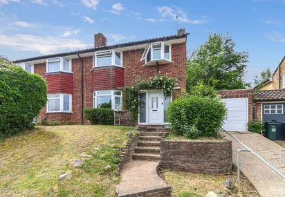 Kindersley Way, Abbots Langley, WD5