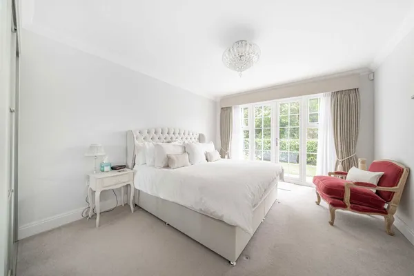 Queens Road, Weybridge, KT13 photo 4