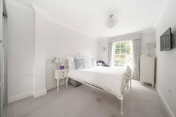 Queens Road, Weybridge, KT13 photo 5