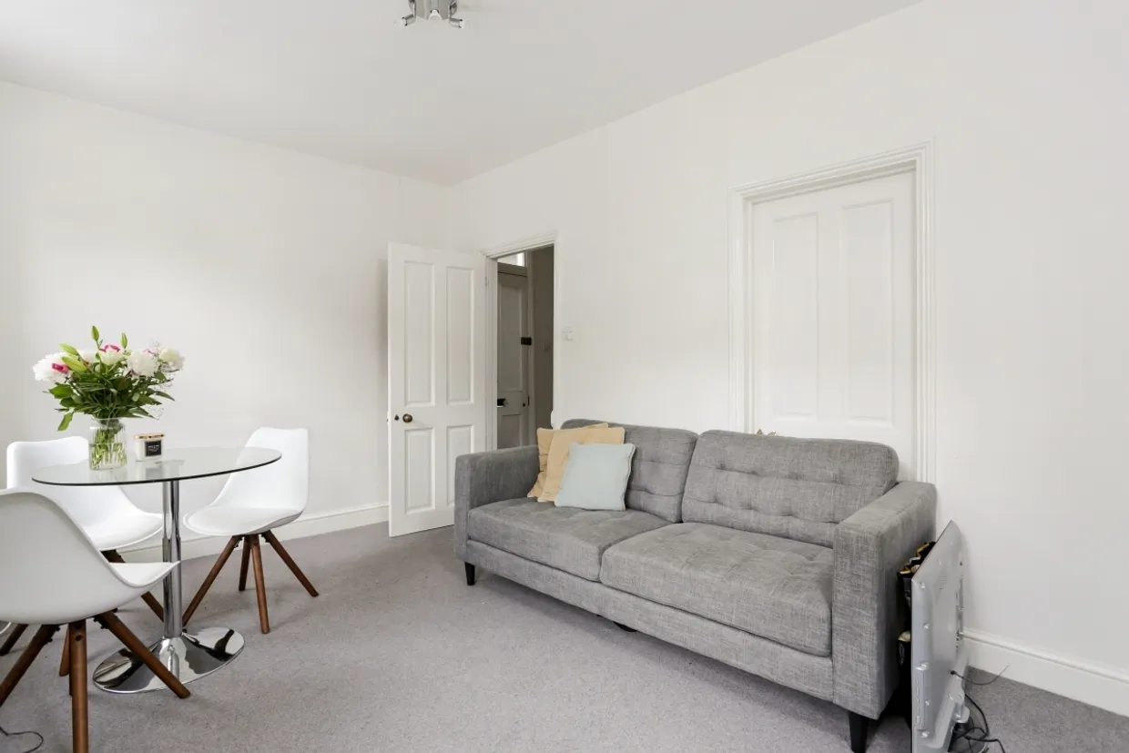 Tyneham Road, London, SW11 photo 3
