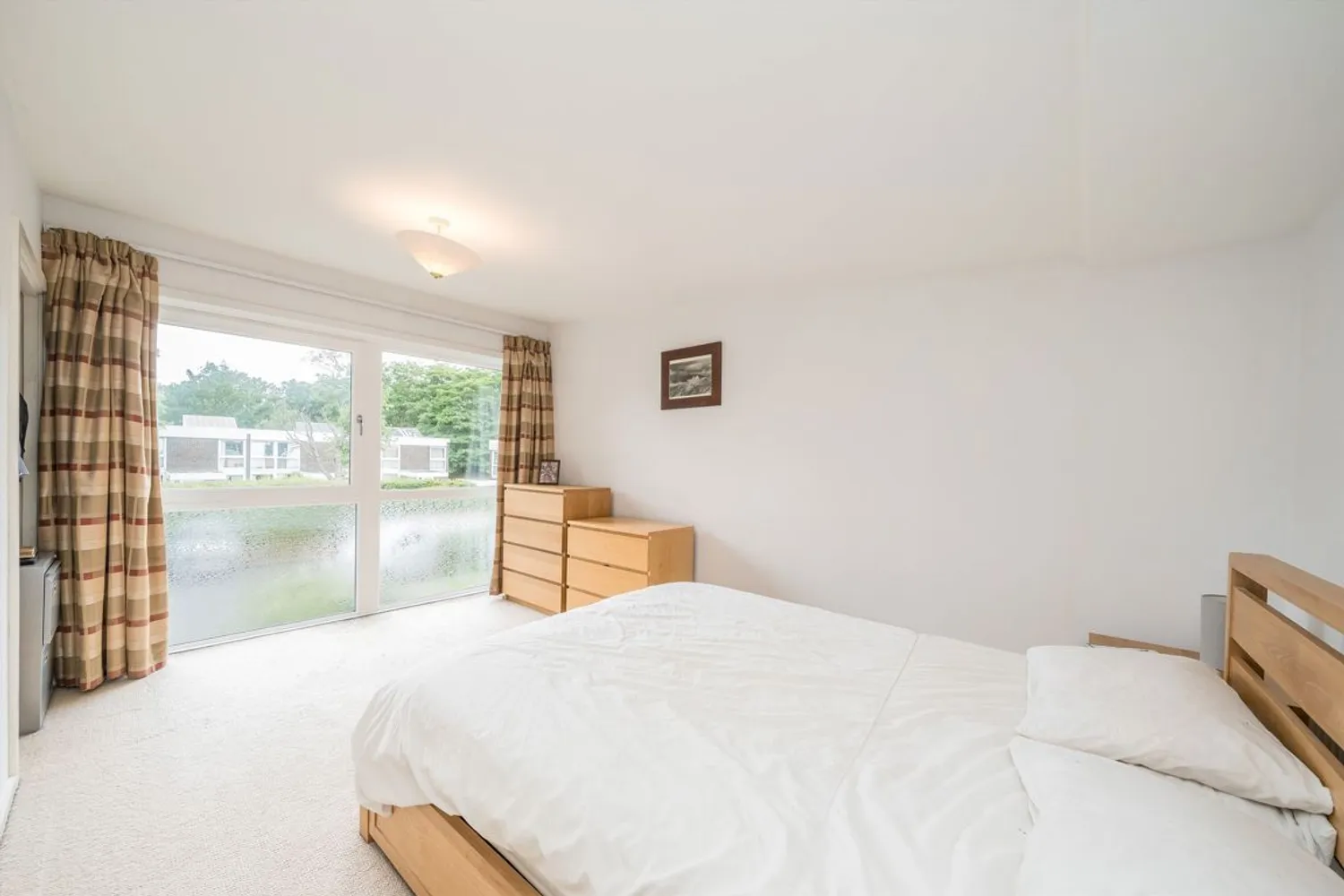 Brackley, Weybridge, KT13 photo 5