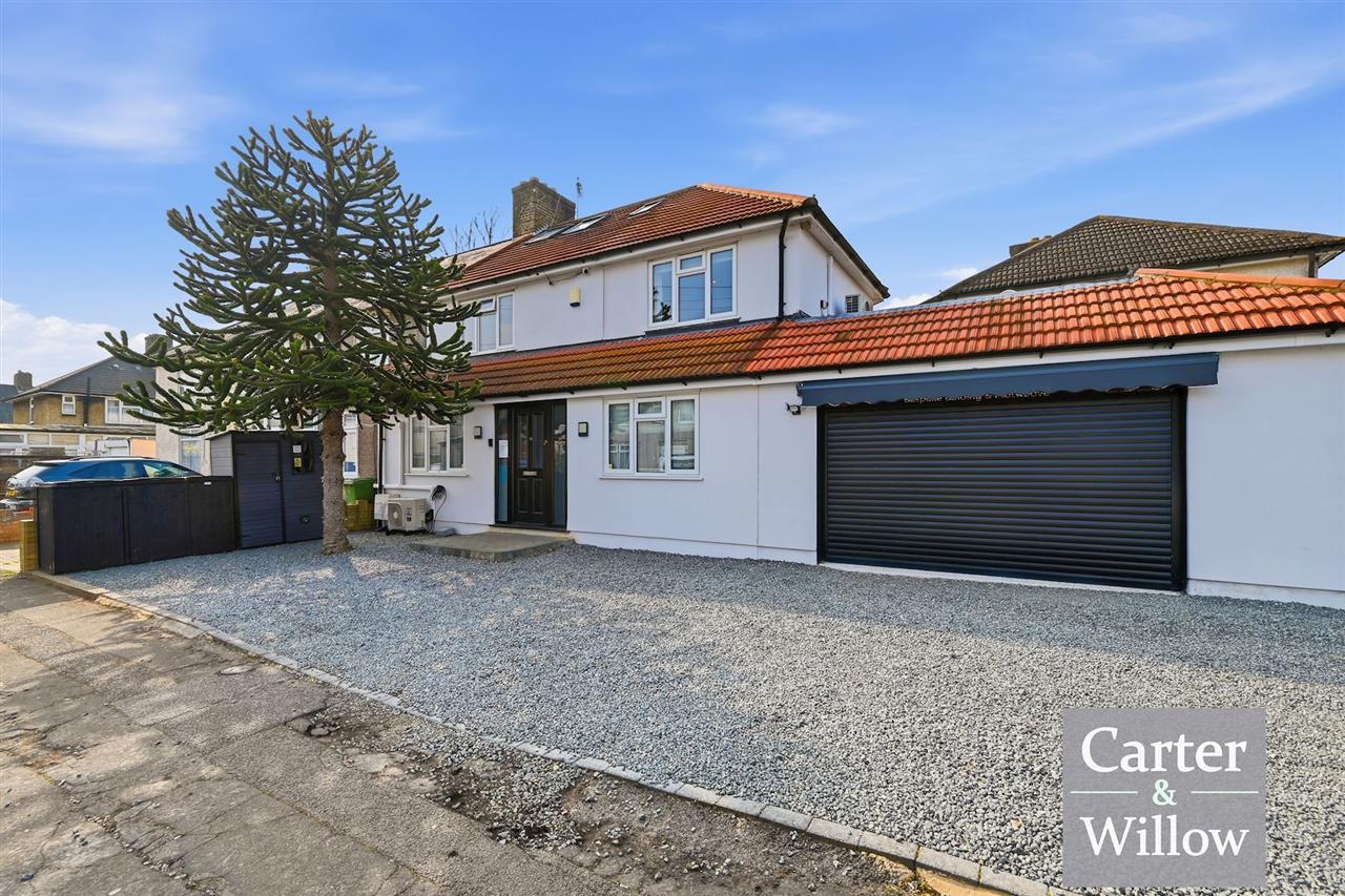 Dronfield Gardens, Essex Image 2