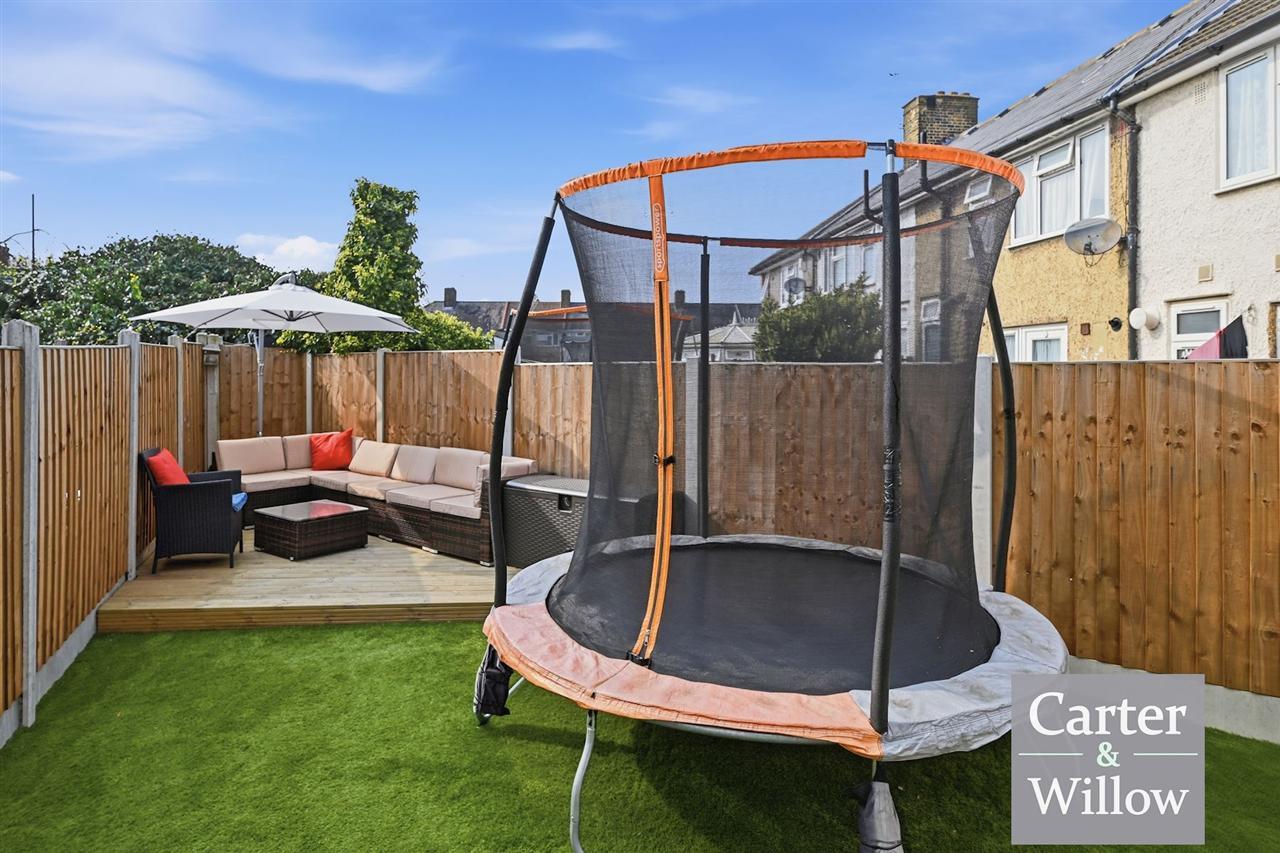 Dronfield Gardens, Essex Image 17