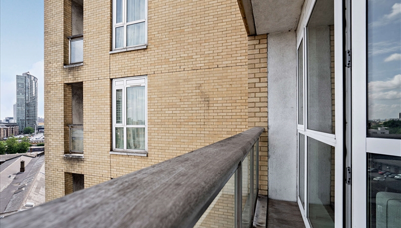 Luxury Two Bedroom Apartment To Let  Work From Home Space & River Views  E14 Image 4