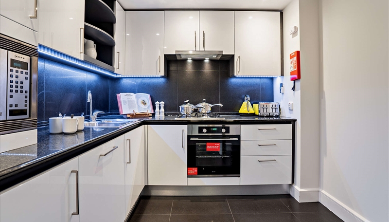 Luxury Two Bedroom Apartment To Let  Work From Home Space & River Views  E14 Image 5