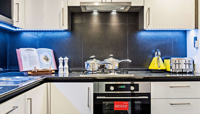 Luxury Two Bedroom Apartment To Let  Work From Home Space & River Views  E14 Image 6