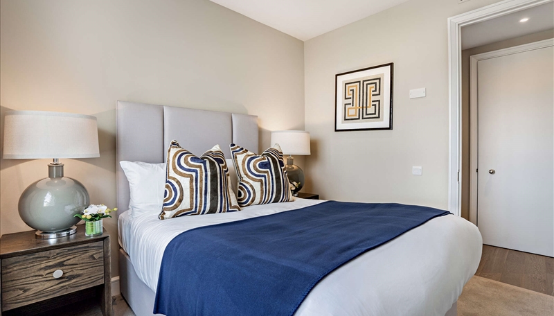 Luxury Two Bedroom Apartment To Let  Work From Home Space & River Views  E14 Image 9