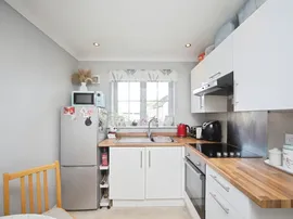 Gatehouse Court, Taunton thumb 2