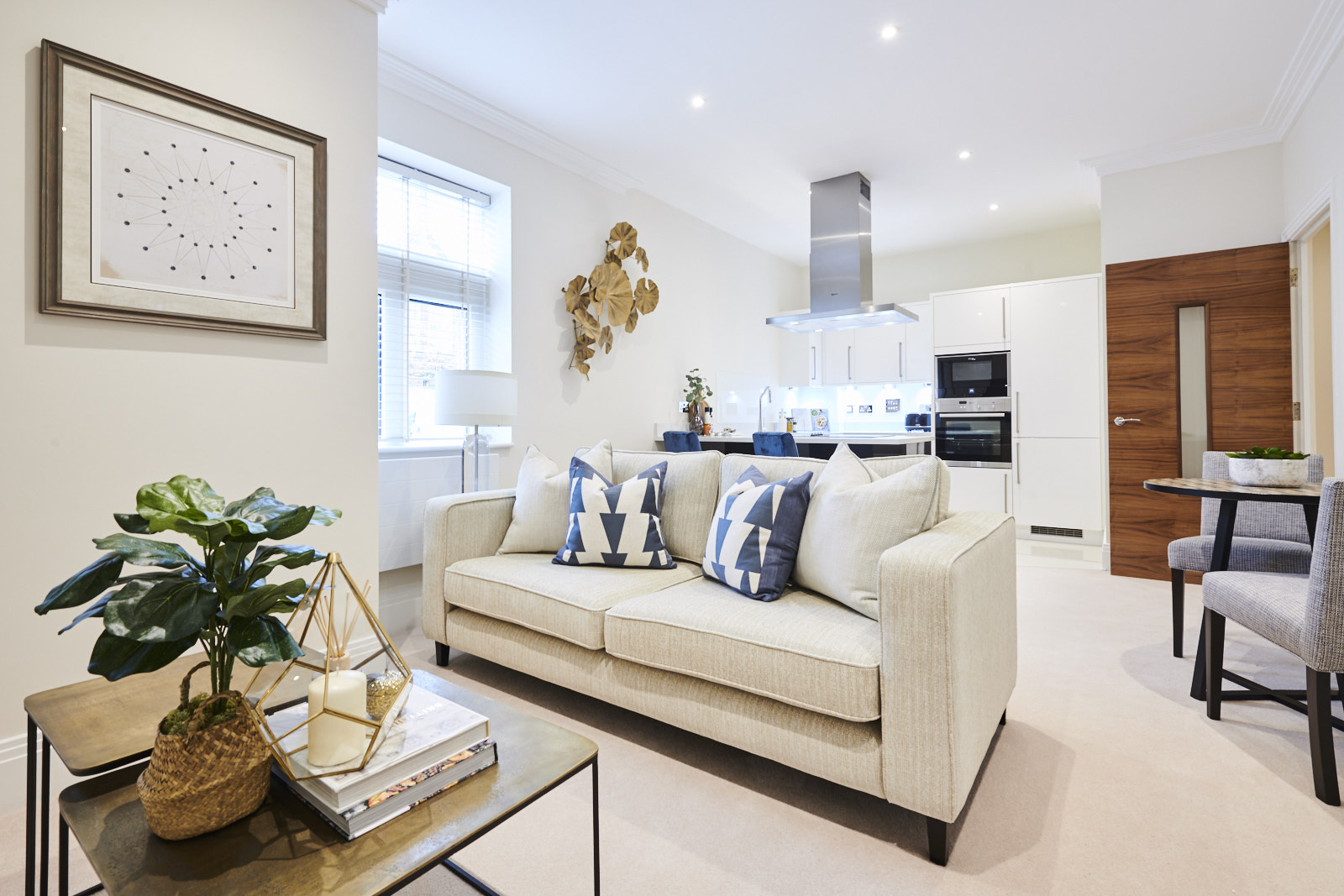 Luxury One Bedroom Apartment To Let  Riverside Warehouse Conversion  W6 Image 2