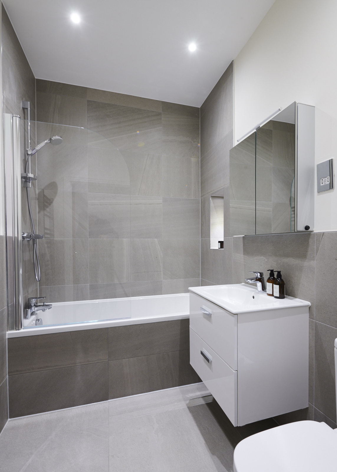 Luxury One Bedroom Apartment To Let  Riverside Warehouse Conversion  W6 Image 9