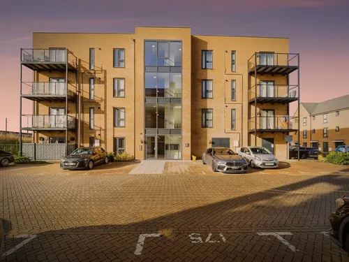 Heriot Road, Rainhamphoto