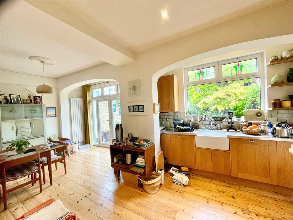Property carousel item 6