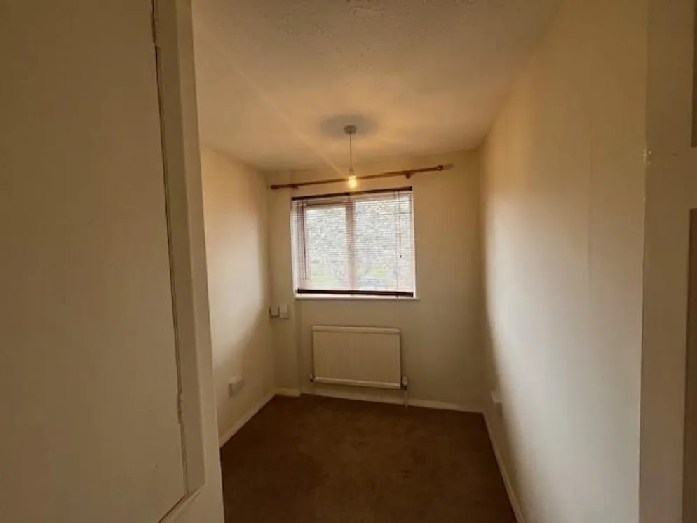Property carousel item 8