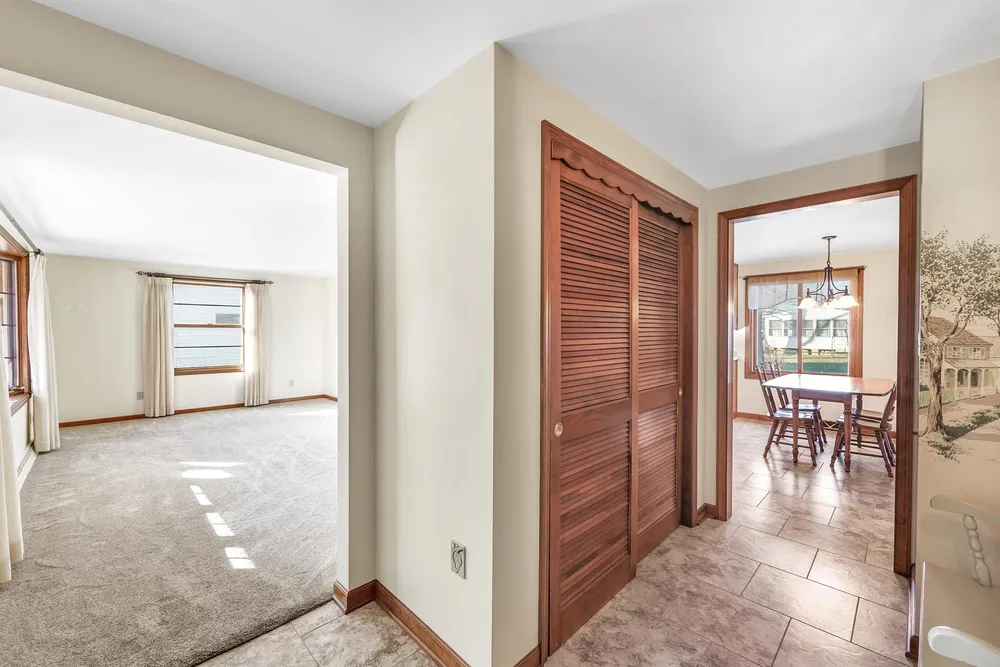 1082 Kenwood St, Green Bay, WI 54304