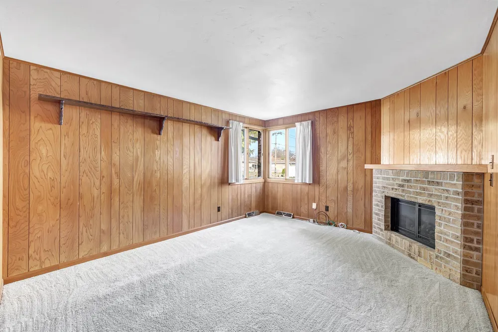 1082 Kenwood St, Green Bay, WI 54304