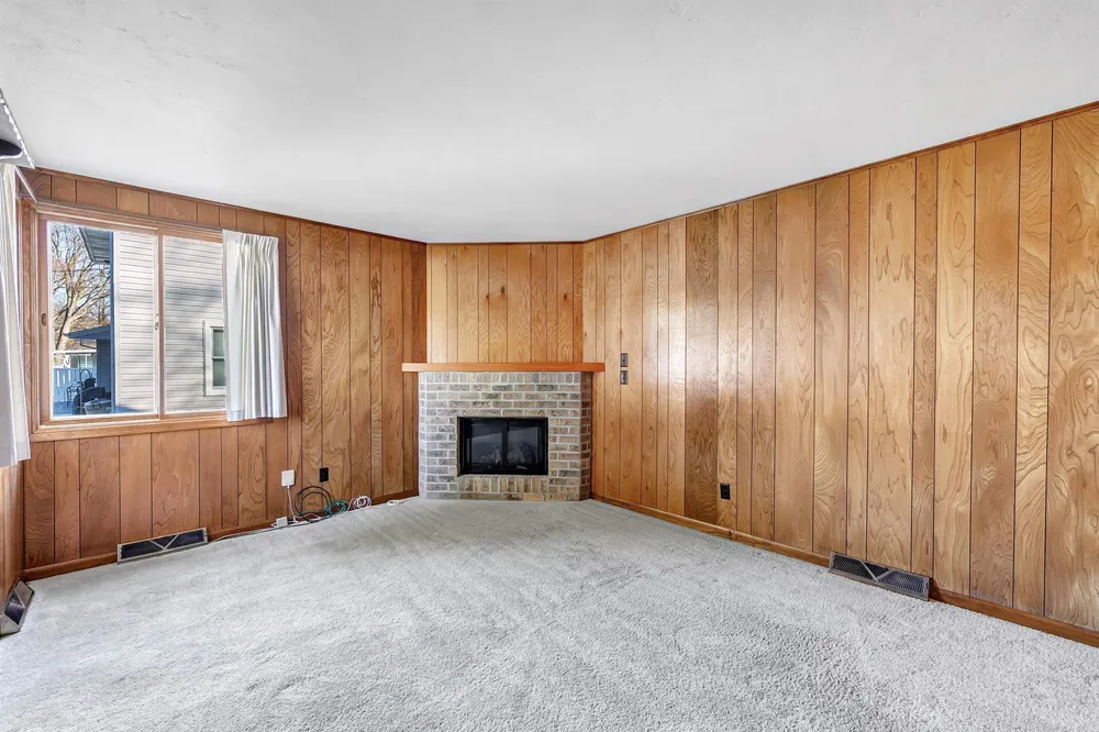 1082 Kenwood St, Green Bay, WI 54304