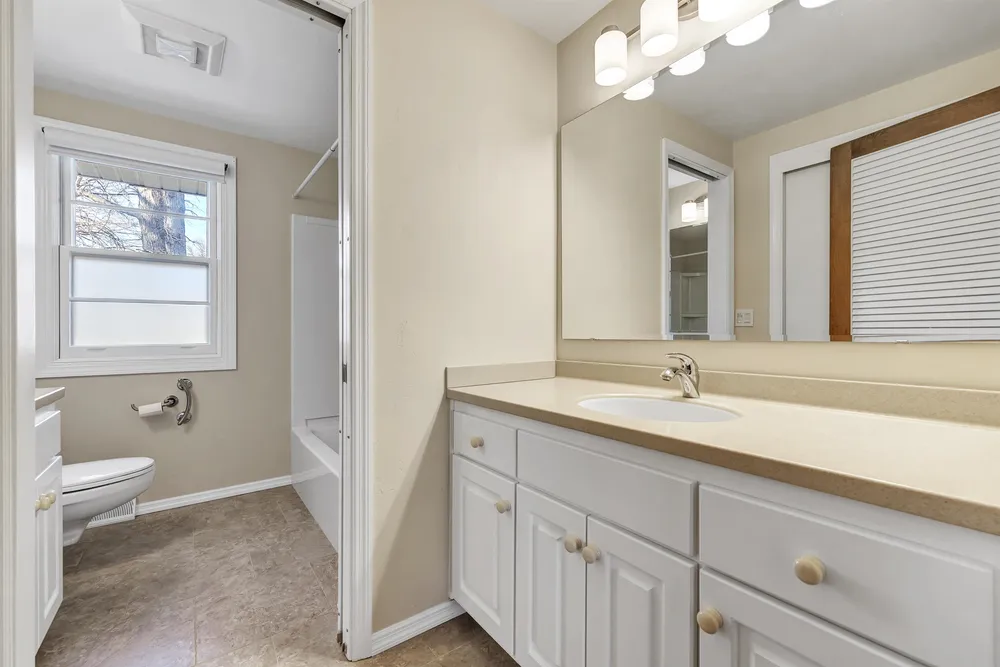 1082 Kenwood St, Green Bay, WI 54304
