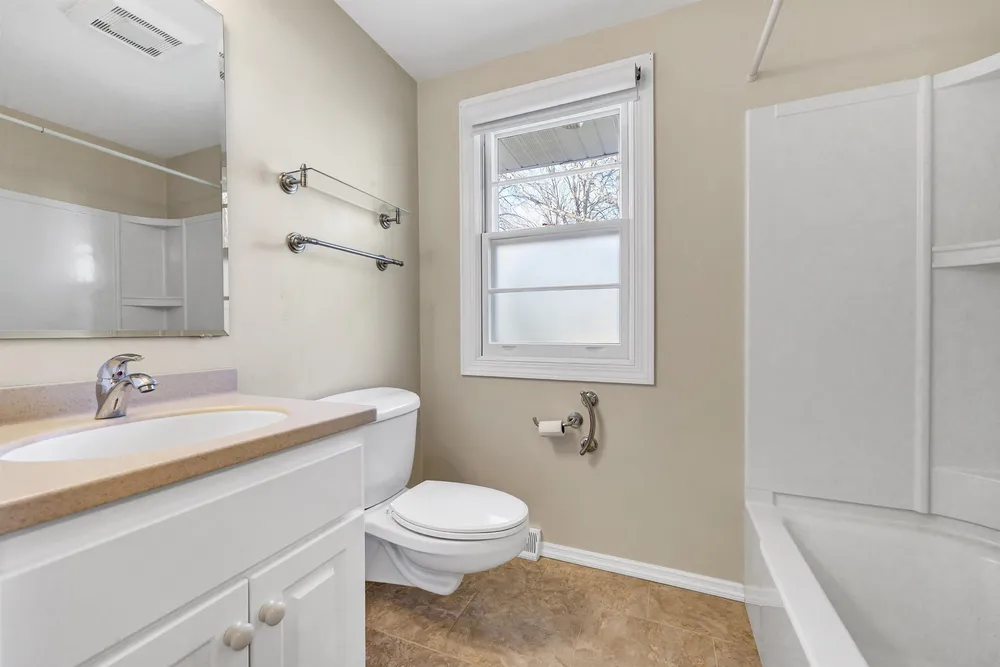 1082 Kenwood St, Green Bay, WI 54304