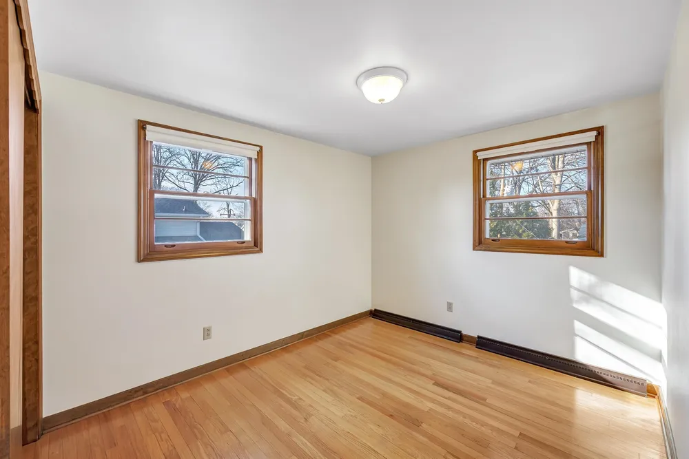 1082 Kenwood St, Green Bay, WI 54304