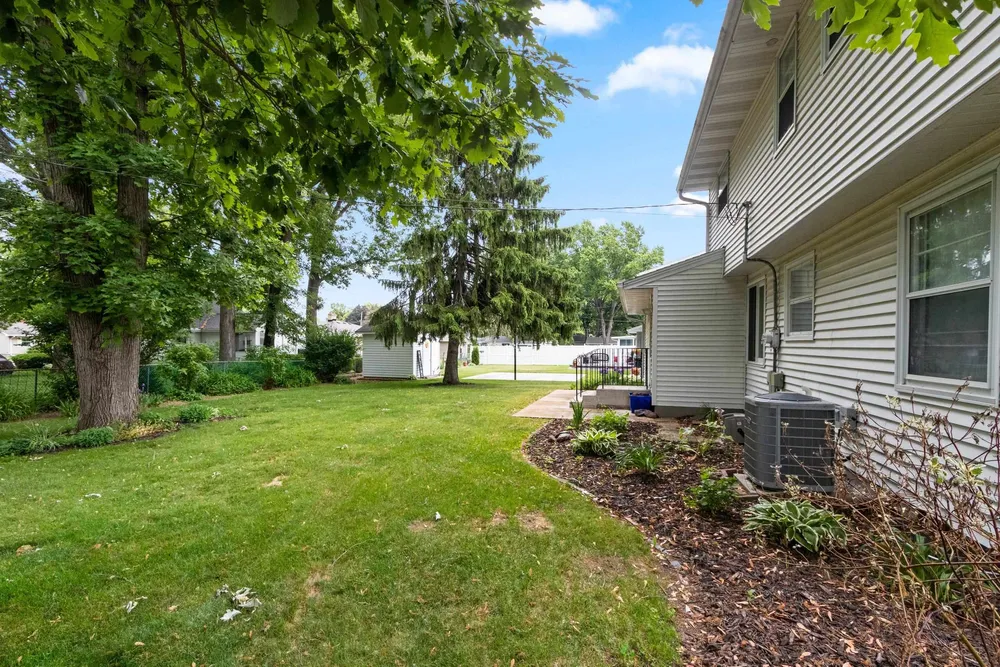 1082 Kenwood St, Green Bay, WI 54304