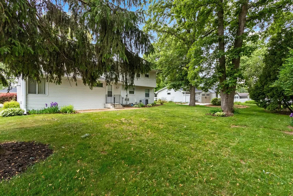 1082 Kenwood St, Green Bay, WI 54304
