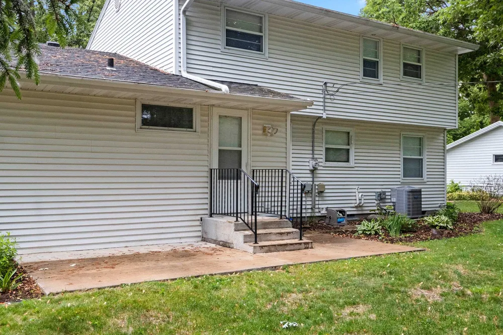 1082 Kenwood St, Green Bay, WI 54304