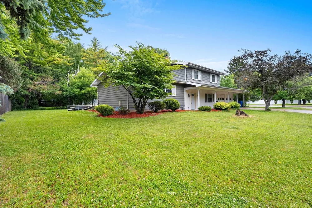 1618 S Riverdale Dr, Appleton, WI 54914