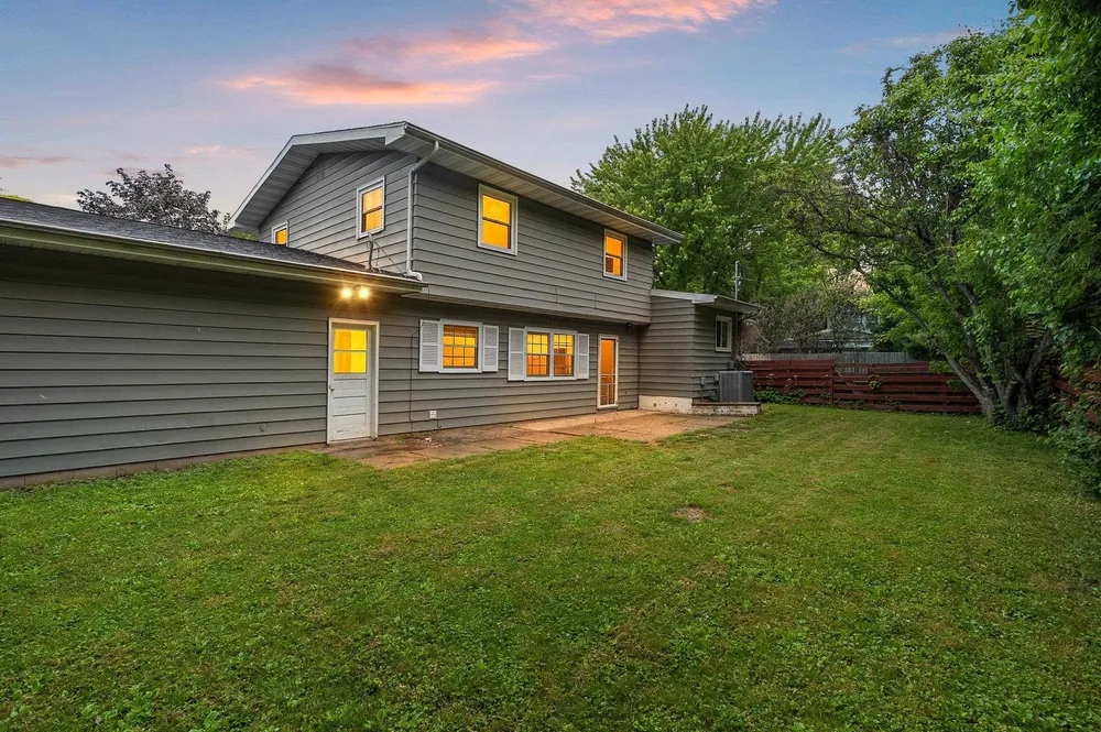 1618 S Riverdale Dr, Appleton, WI 54914