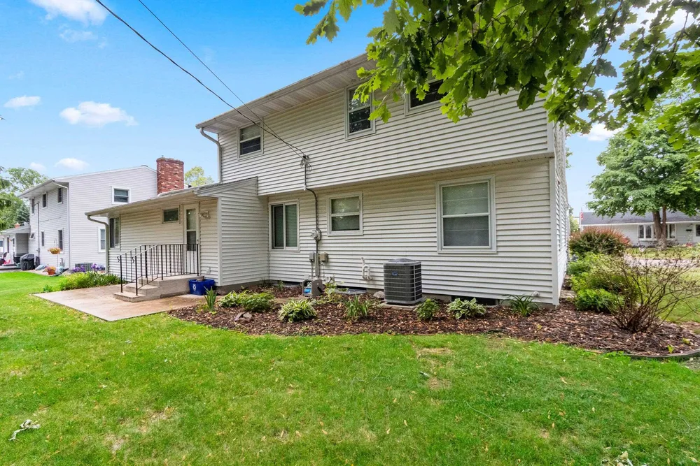 1082 Kenwood St, Green Bay, WI 54304