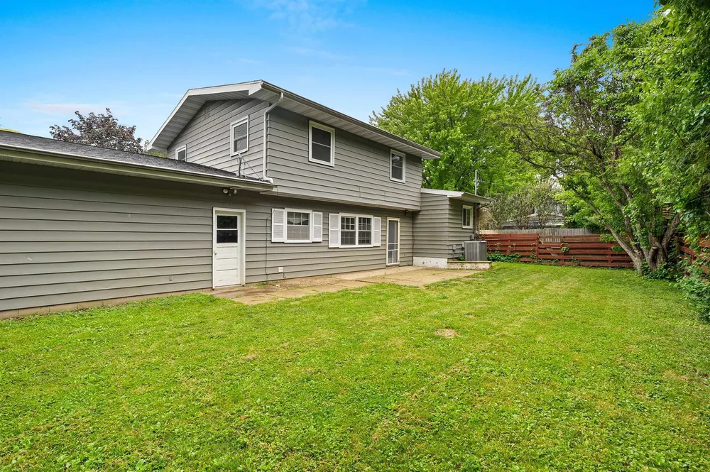 1618 S Riverdale Dr, Appleton, WI 54914