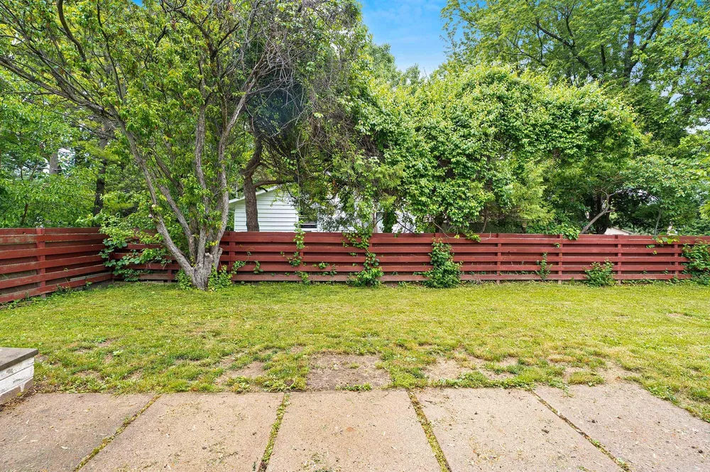 1618 S Riverdale Dr, Appleton, WI 54914