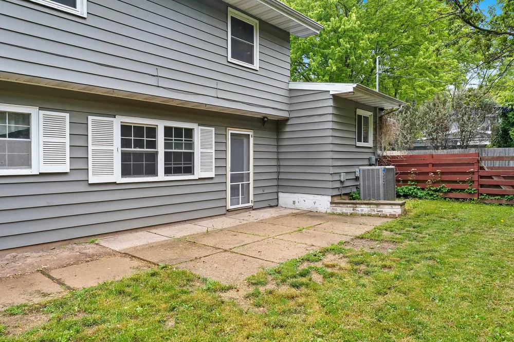 1618 S Riverdale Dr, Appleton, WI 54914