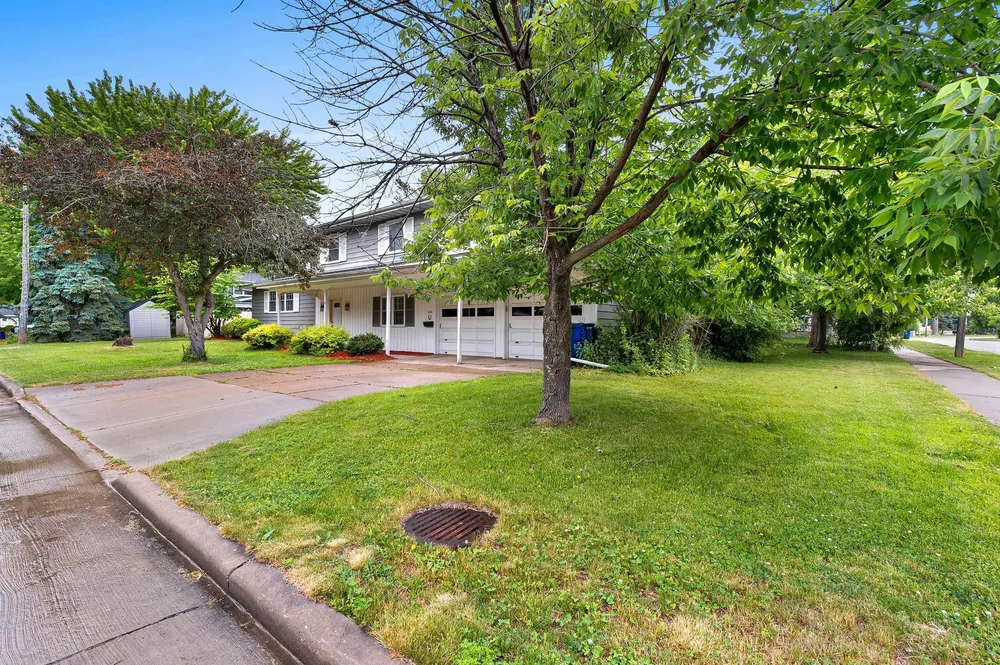 1618 S Riverdale Dr, Appleton, WI 54914